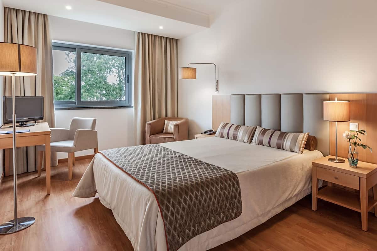 Hypo-allergenic bedding, minibar, in-room safe, desk