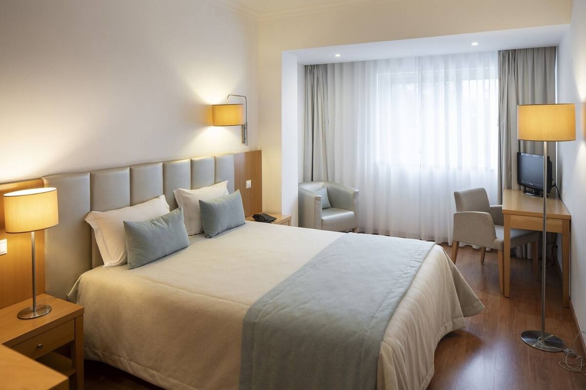 Roupas de cama antialérgicas, frigobar, cofres nos quartos, escrivaninha