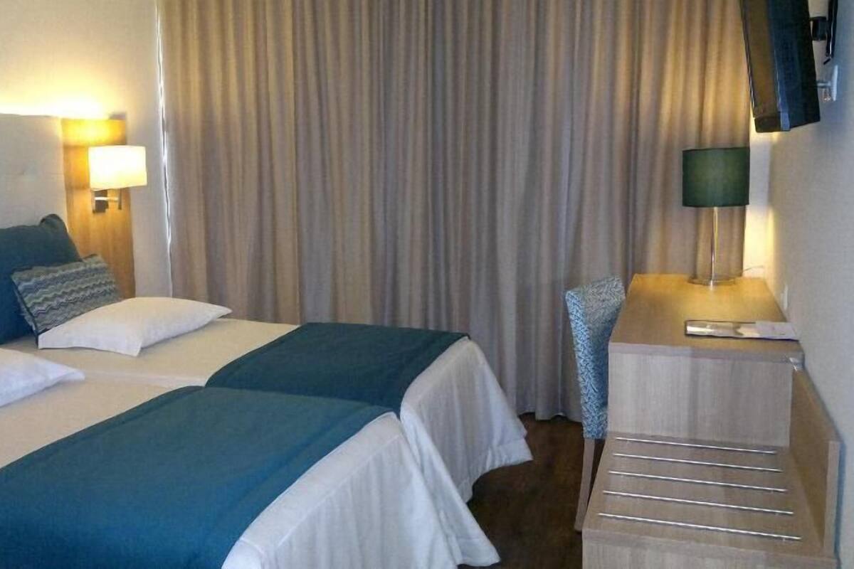 Roupas de cama antialérgicas, frigobar, cofres nos quartos, escrivaninha
