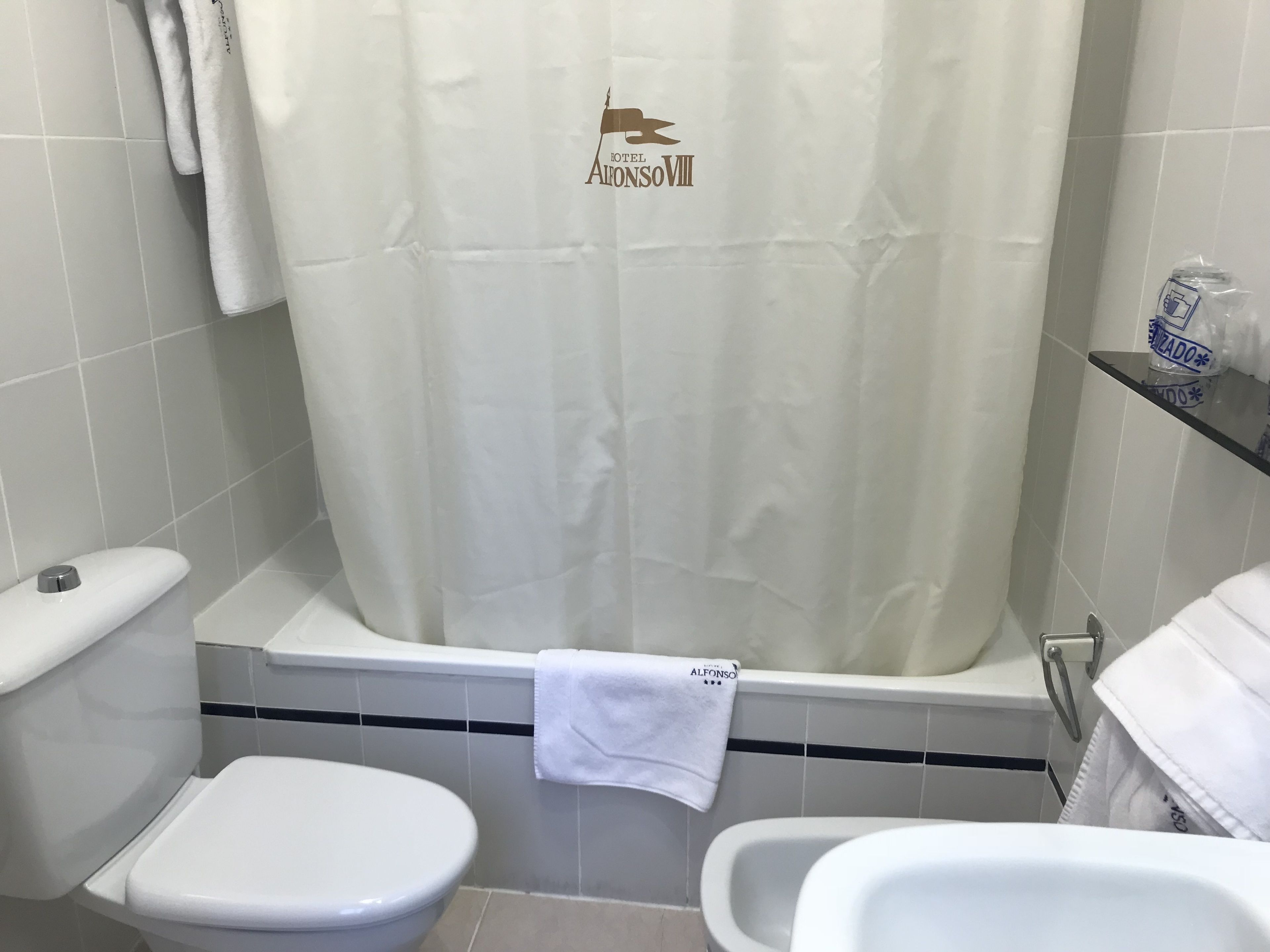 Ein Badezimmer mit Badewanne, Toilette und Waschbecken.