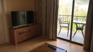 Suite junior | Sala de estar | Una televisión