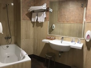 Double Room | Bathroom | Bathtub, hair dryer, bidet, towels - Hotel Alfonso VIII (Cuenca)