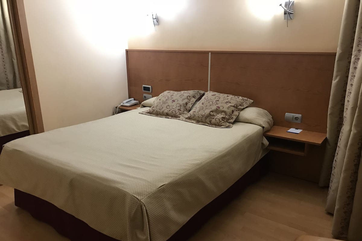 Minibar, soundproofing, free WiFi, bed sheets