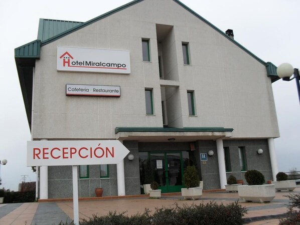Ein Hotel namens Hotel Miralcampo mit einer Rezeption, einem Café und einem Restaurant.