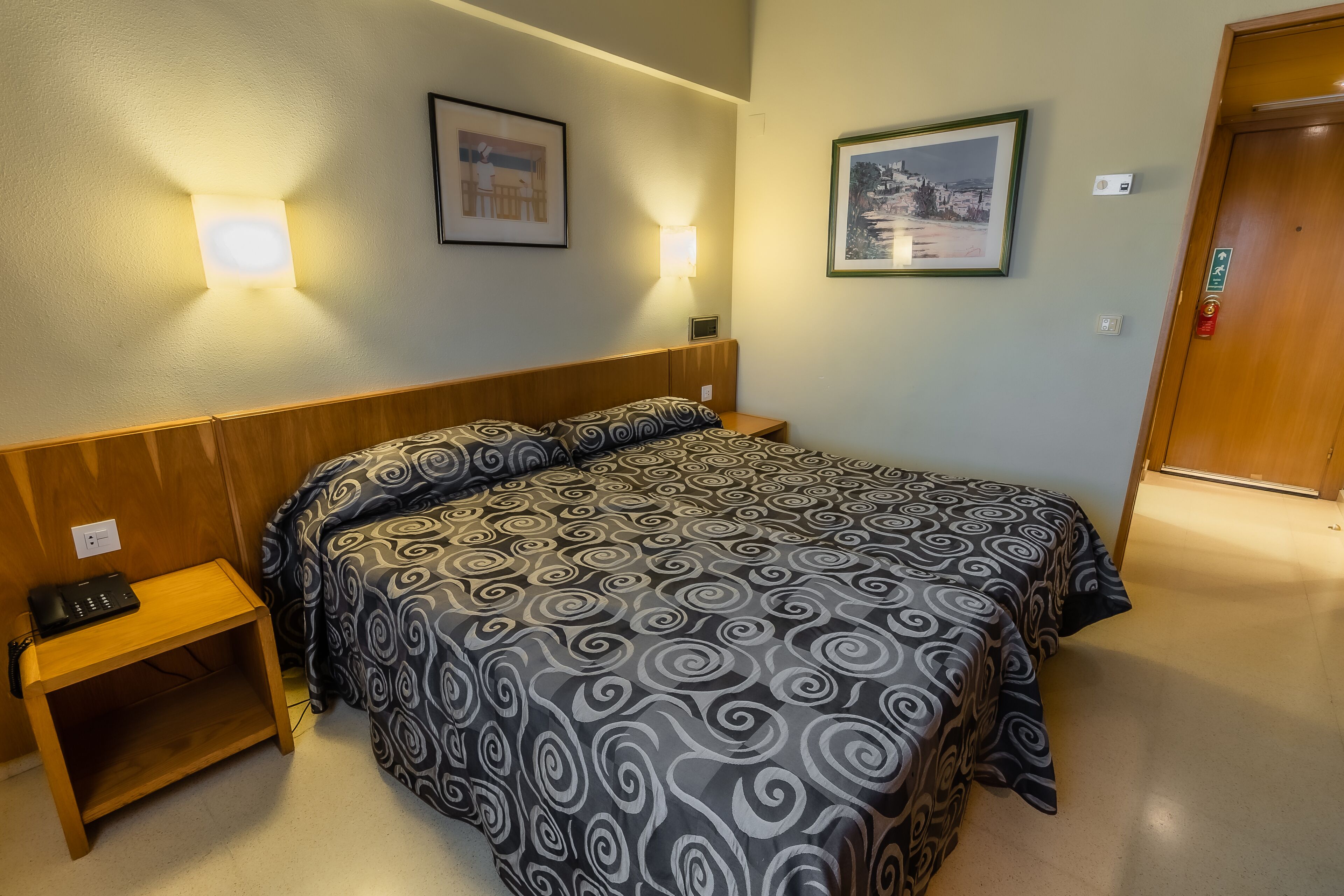 Kamer, 1 twee- of 2 eenpersoonsbedden | Een kluis op de kamer, een bureau, geluiddichte muren, gratis wifi