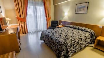 Kamer, 1 twee- of 2 eenpersoonsbedden | Een kluis op de kamer, een bureau, geluiddichte muren, gratis wifi