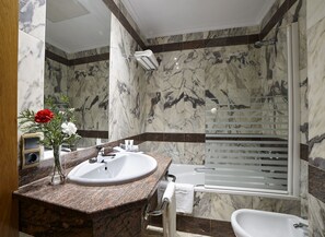 Single Room | Bathroom | Bathtub, free toiletries, hair dryer, bidet