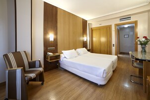 Minibar, caja fuerte, escritorio y sistema de insonorización