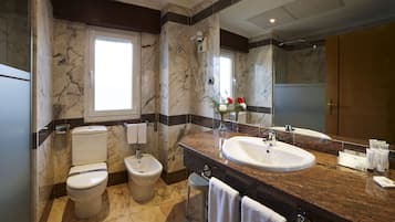 Bañera, artículos de tocador gratuitos, secador de pelo, bidet