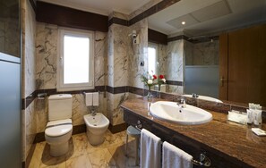 Baignoire, articles de toilette gratuits, sèche-cheveux, bidet