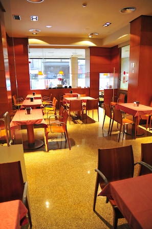 Se ofrece un desayuno continental (9 EUR por persona)