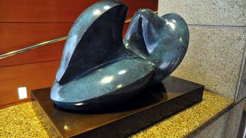 Una escultura sobre una plataforma de granito.