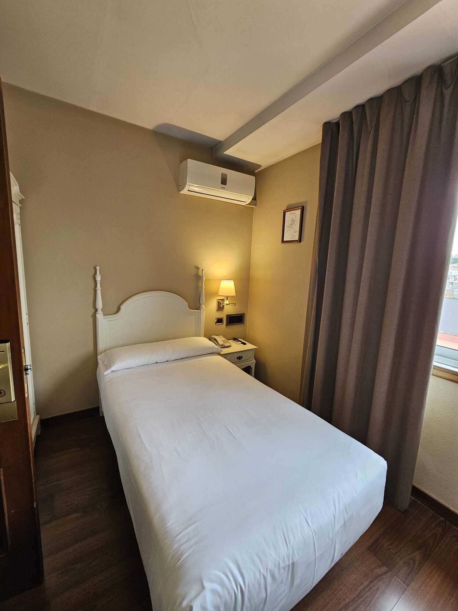 Single Room | Down comforters, in-room safe, desk, free WiFi