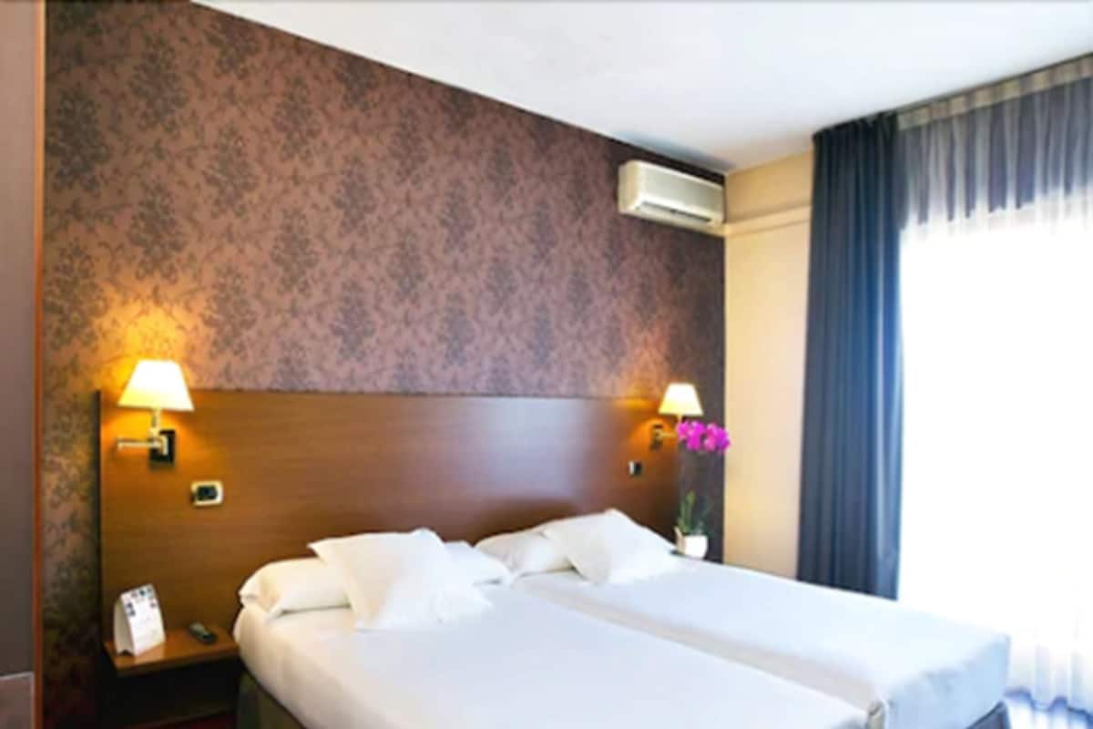 Cofres nos quartos, escrivaninha, Wi-Fi de cortesia, roupa de cama