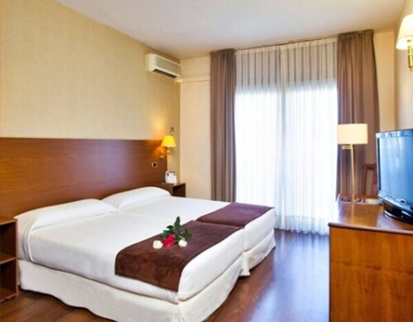 Cofres nos quartos, escrivaninha, Wi-Fi de cortesia, roupa de cama