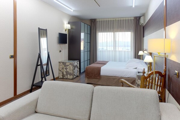 Down comforters, in-room safe, desk, free WiFi -  Ipanema Hotel by gaiarooms (Vigo)