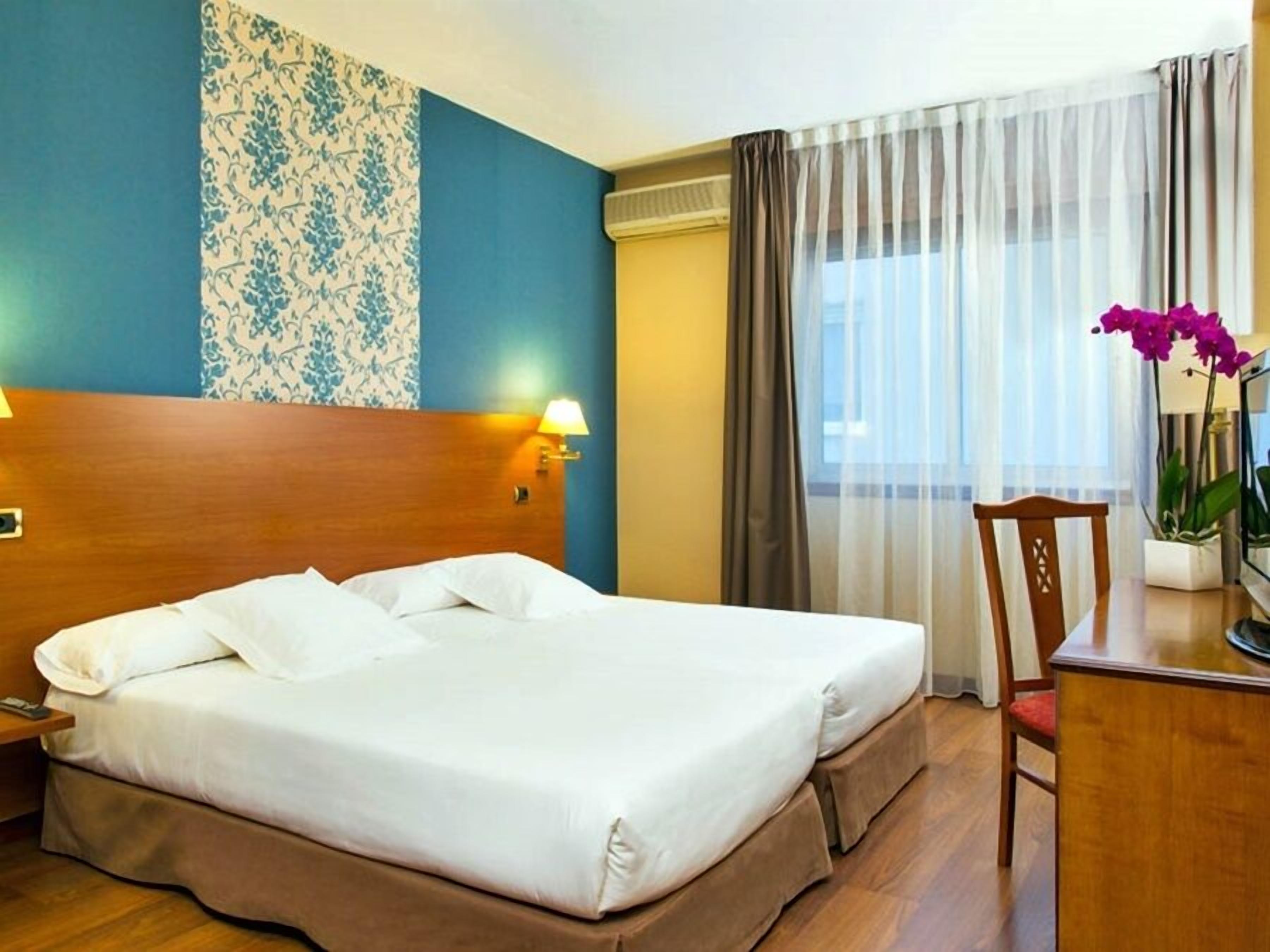 Down comforters, in-room safe, desk, WiFi (free)