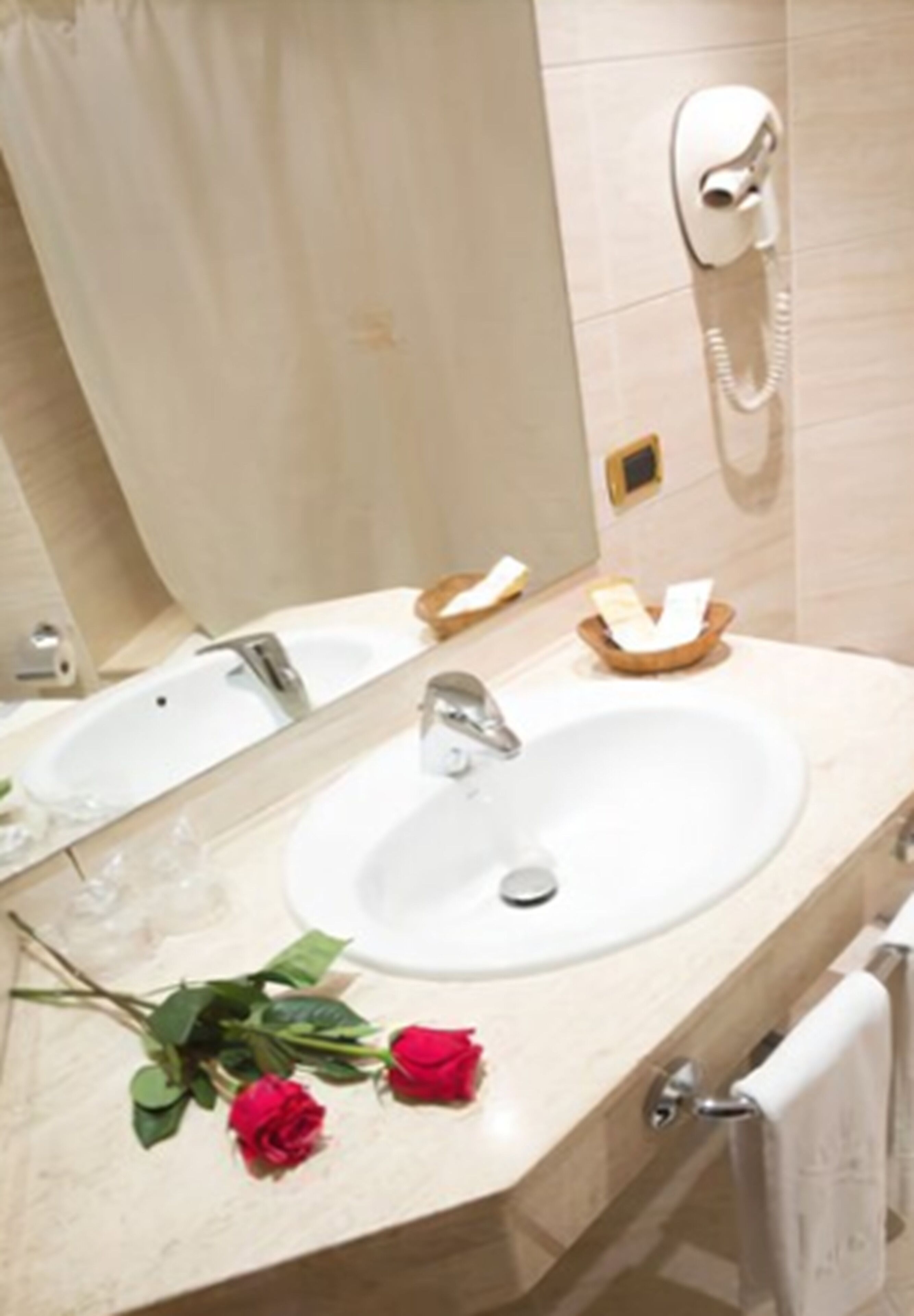 quadruple room (2 adults and 2 children) | bathroom | free toiletries, hair dryer, towels