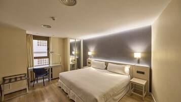 家庭四人房 | 迷你吧、房內夾萬、書桌、遮光窗簾/窗簾