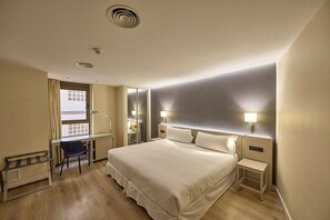 Family Quadruple Room | Minibar, in-room safe, desk, blackout drapes -  Hotel Civis Jaime I (Castelló de la Plana)
