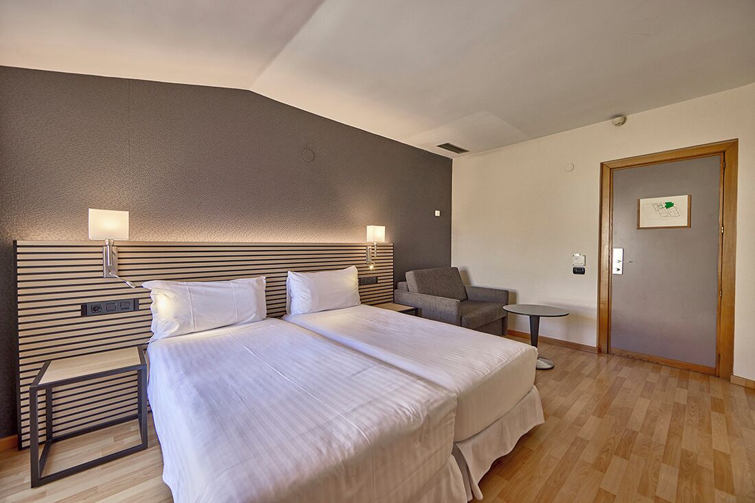 double room (with extra bed) | 1 bedroom, minibar, in-room safe, desk