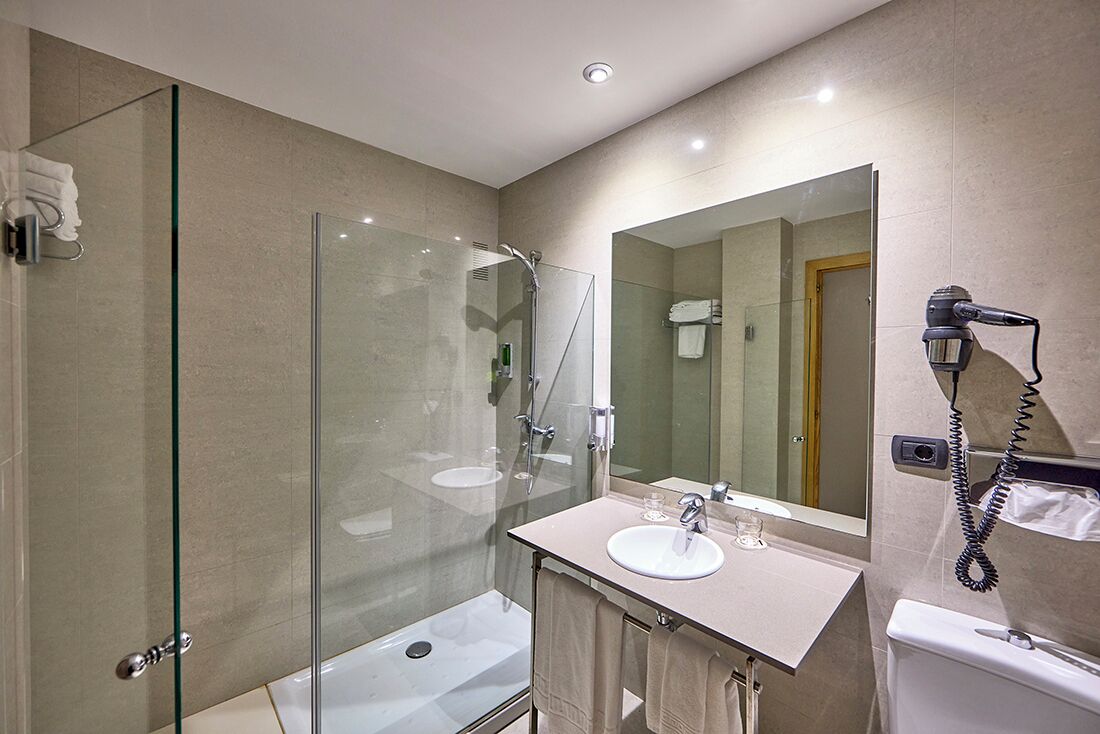 basic triple room | bathroom | hair dryer, bidet, towels, soap