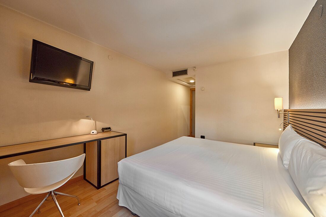 classic double room | 1 bedroom, minibar, in-room safe, desk