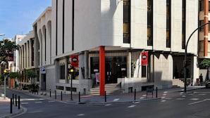 A modern hotel with a prominent entrance, large windows, and a clean, minimalist architectural style. -  Hotel Civis Jaime I (Castelló de la Plana)