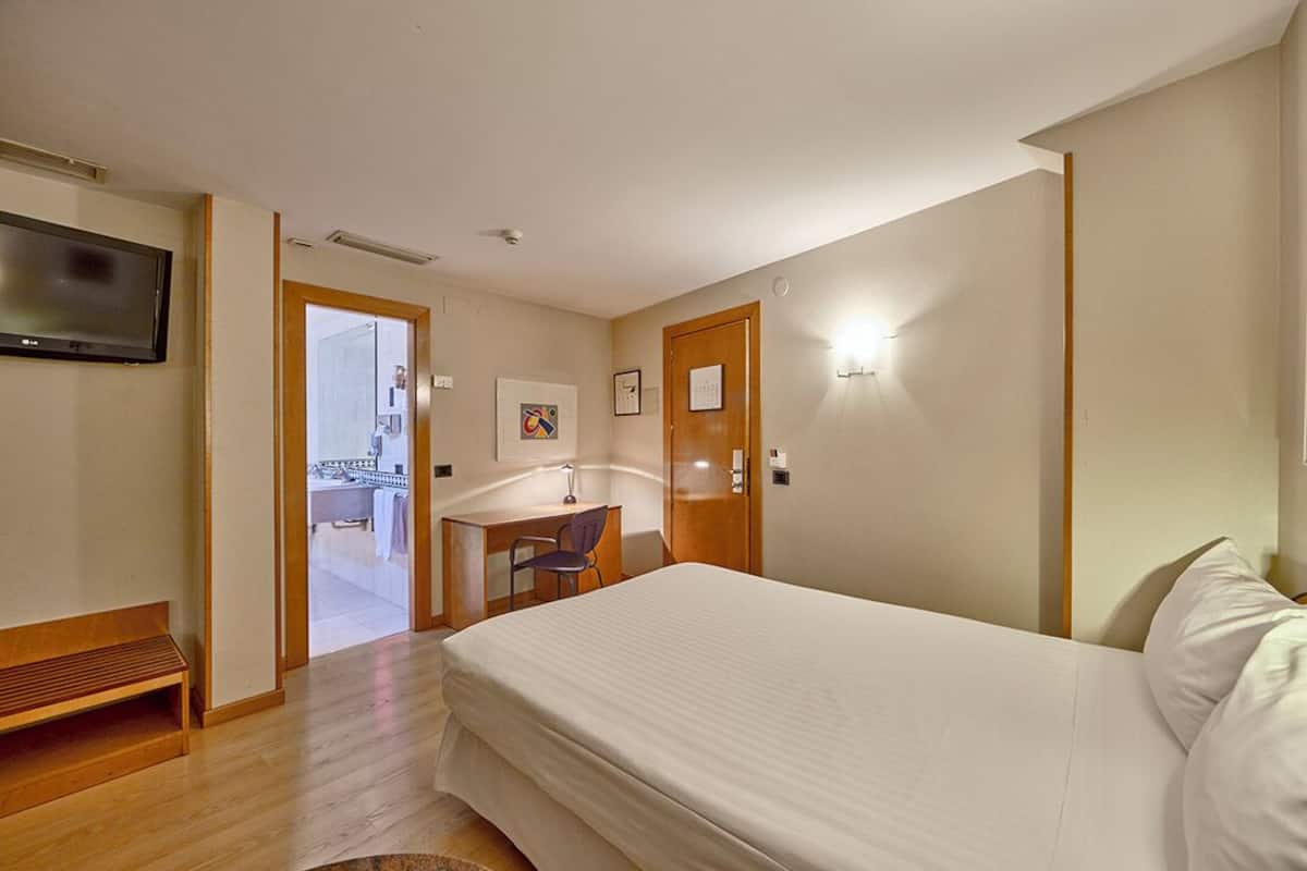 Habitación individual | 1 dormitorio, minibar, caja fuerte y escritorio