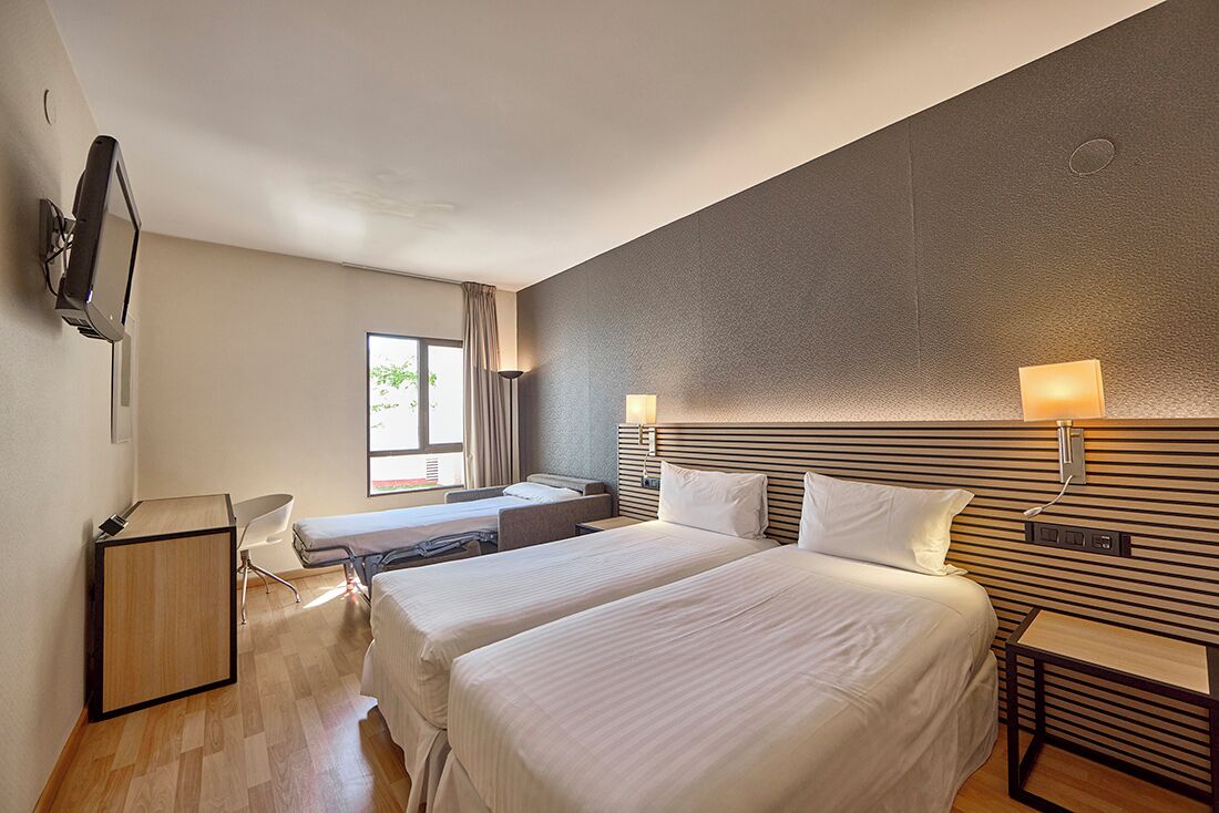 basic triple room | 1 bedroom, minibar, in-room safe, desk