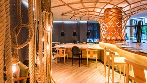 A cozy restaurant with a wooden interior, rope decorations, and hanging pendant lights. -  Hotel Civis Jaime I (Castelló de la Plana)