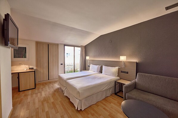 Doppelzimmer (with extra bed) | Minibar, Zimmersafe, Schreibtisch, Verdunkelungsvorhänge