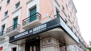 Indgangen til Residencial do Areiro, et hotel med en sort markise og et skilt, der viser, at det er en del af MASA HOTEL GROUP.