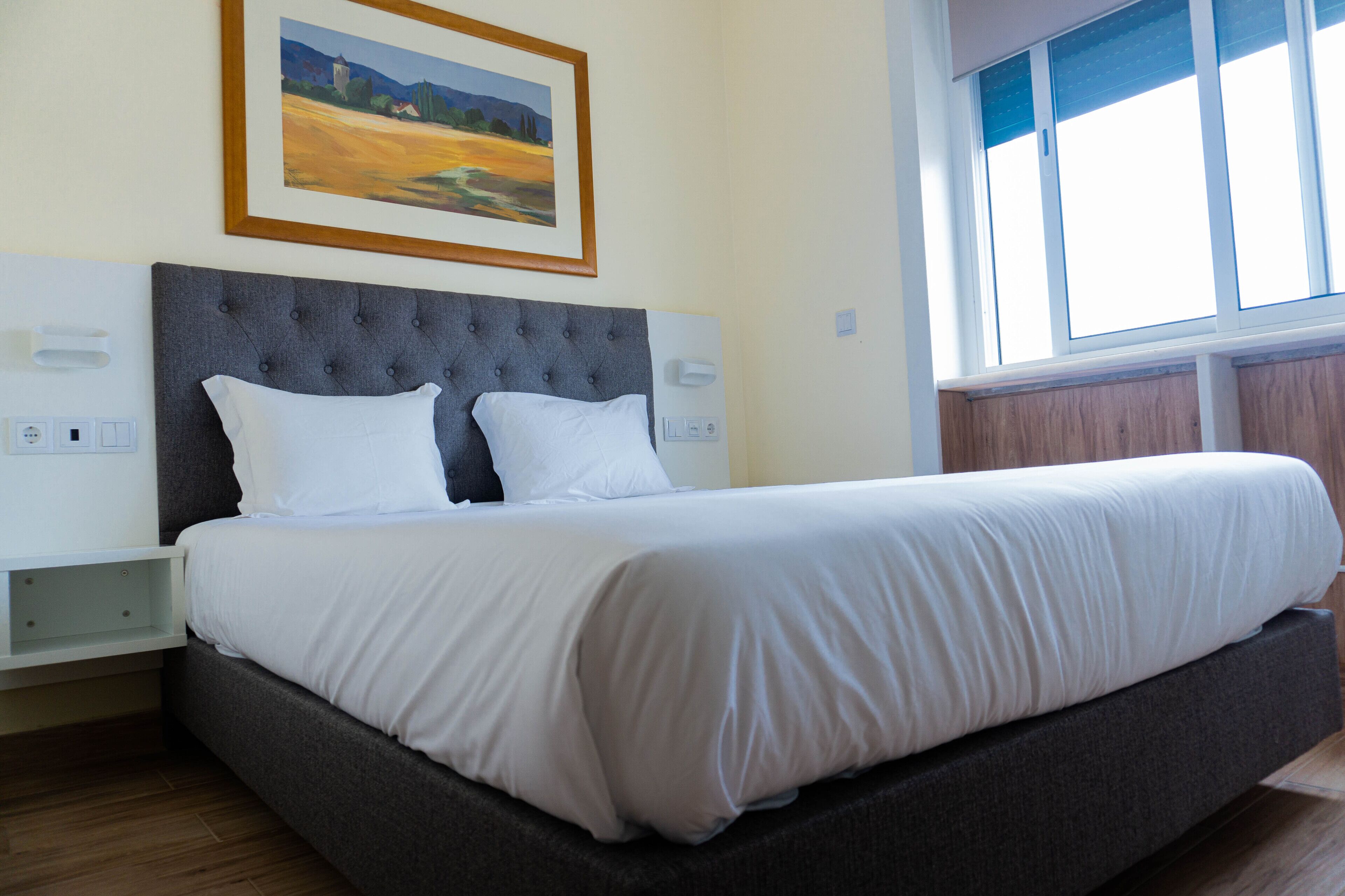 Cofres nos quartos, cortinas blackout, quartos à prova de som