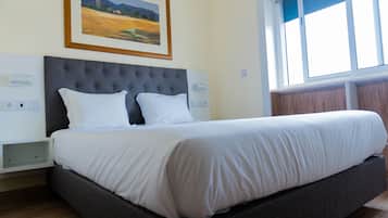 Cofres nos quartos, cortinas blackout, quartos à prova de som