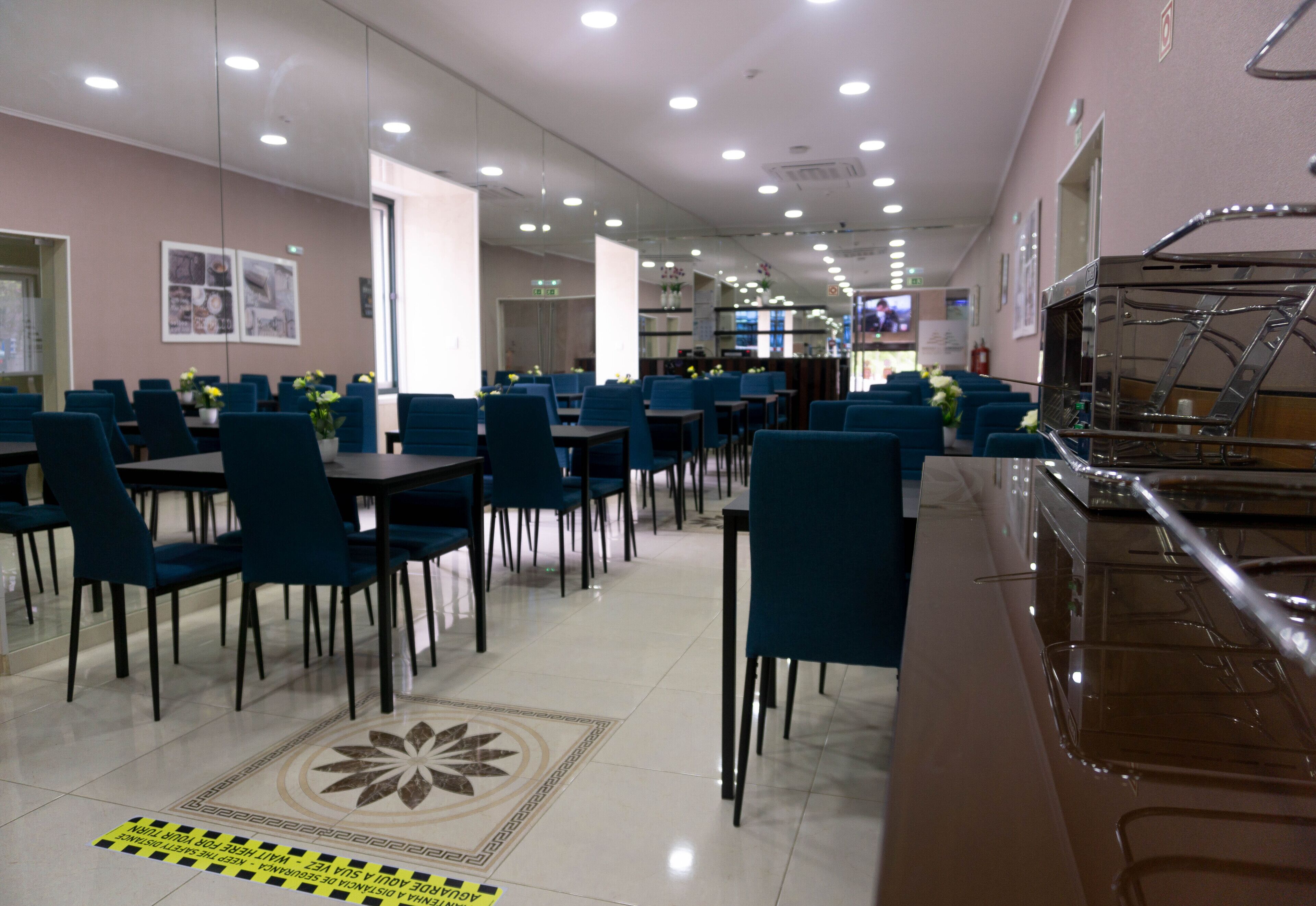 Café da manhã com buffet todos os dias (EUR 5.00 por pessoa) 