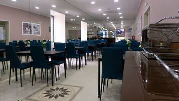 Café da manhã com buffet todos os dias (EUR 5.00 por pessoa)