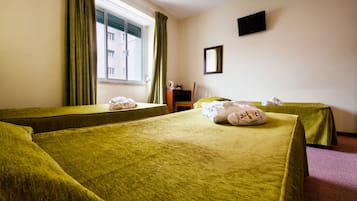 Værelse til 3 personer | Pengeskab på værelset, mørklægningsgardiner, lydisolering