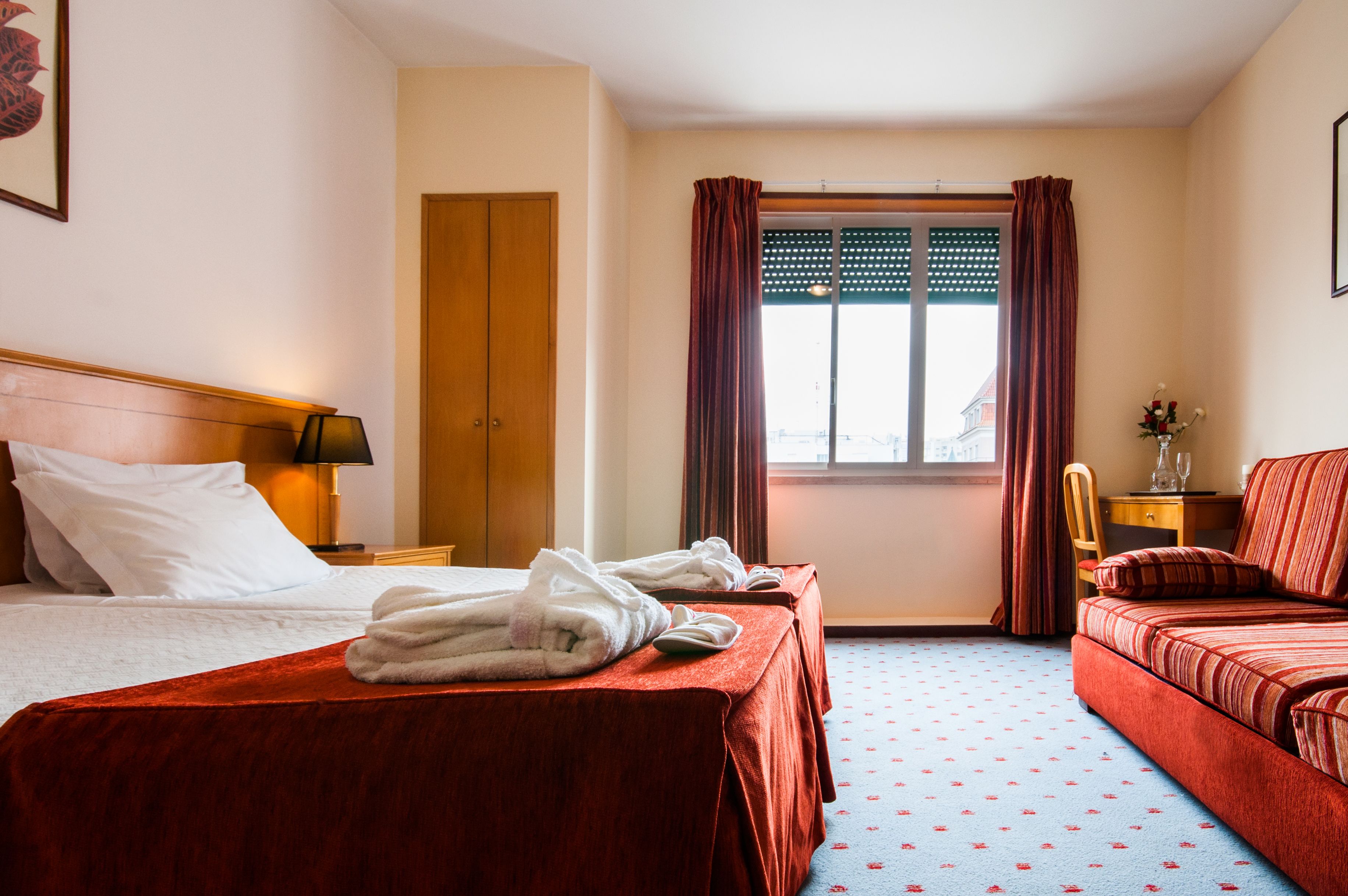 Quarto duplo | Cofres nos quartos, cortinas blackout, quartos à prova de som