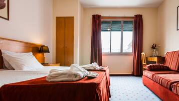 Quarto duplo | Cofres nos quartos, cortinas blackout, quartos à prova de som