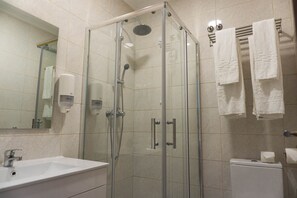 Combined shower/tub, free toiletries, towels