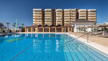 Utomhuspool, parasoller och solstolar