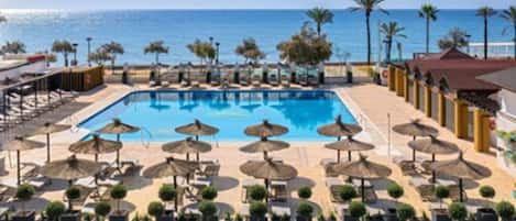 Piscine extérieure, parasols de plage, chaises longues