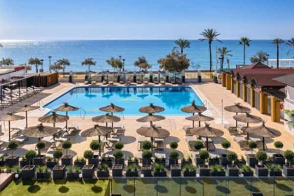 Outdoor pool, pool umbrellas, sun loungers