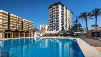 Outdoor pool, pool umbrellas, sun loungers