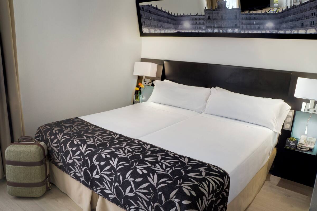 Classic Twin Room | Minibar, in-room safe, desk, laptop workspace