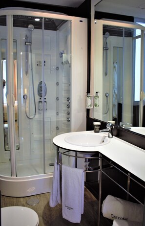 Hydromassagedusche, kostenlose Toilettenartikel, Haartrockner, Bidet
