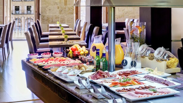 A buffet with various food items and beverages. - Hotel Sercotel Las Torres Salamanca (Salamanca)