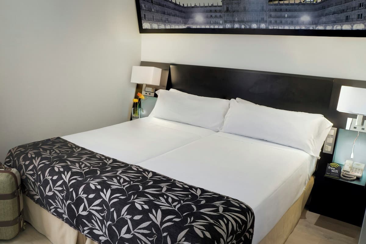 Classic Twin Room | Minibar, in-room safe, desk, laptop workspace