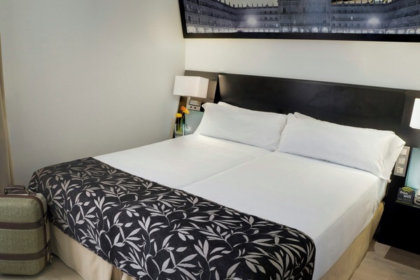 Klassieke Twin kamer | Een minibar, een kluis op de kamer, een bureau, een laptopwerkplek